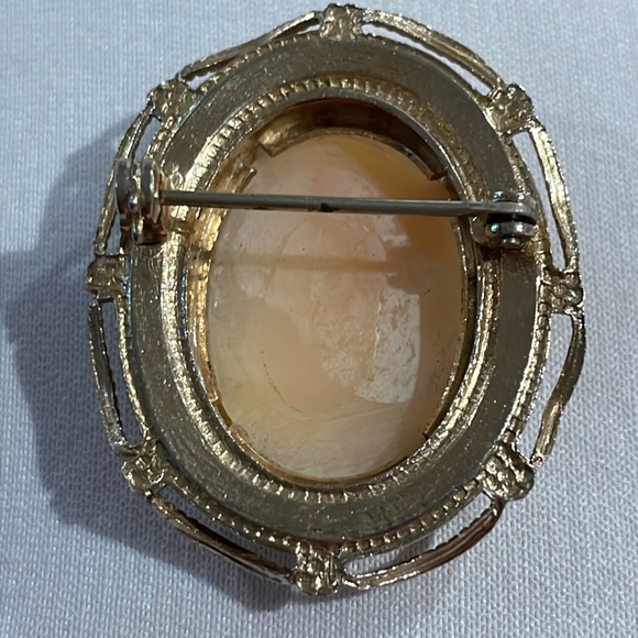 Vintage Carved shell cameo brooch pin - Picture 2 of 4